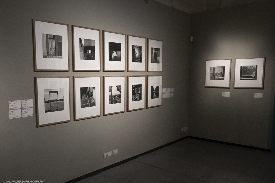 _DSF3331.jpg - 09/02/2022. Torino. Lâ€™esposizione si prefigge di raccontare aspetti sconosciuti o poco noti della misteriosa vicenda umana e artistica di Vivian Maier, approfondendo nuovi capitoli o proponendo lavori finora inediti, come la serie di scatti realizzati durante il suo viaggio in Italia, in particolare a Torino e Genova, nellâ€™estate del 1959. Nella foto immagini della sezione intitolata Segni