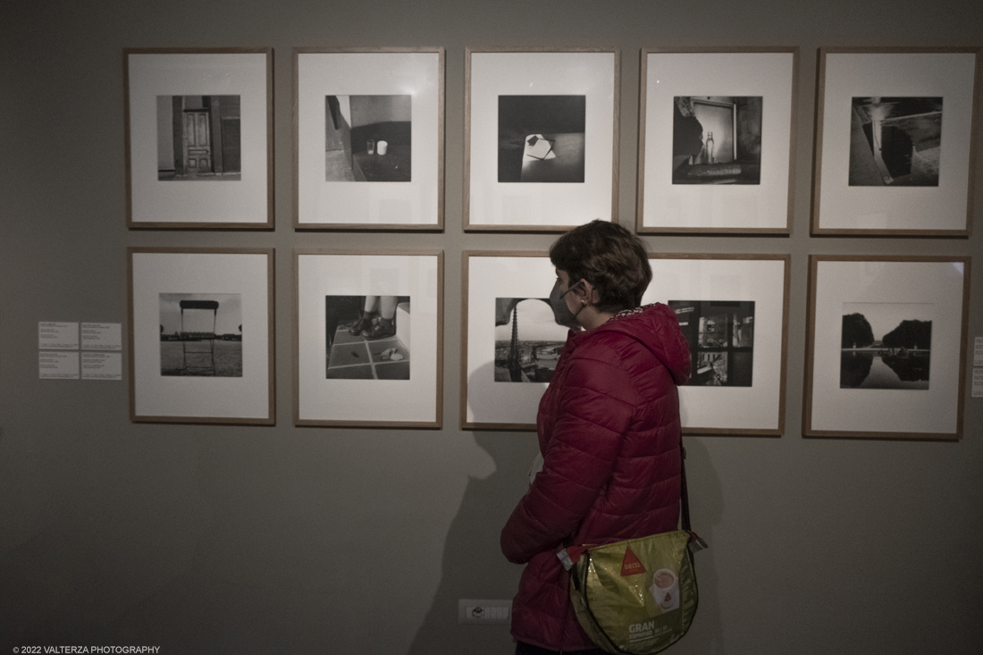 _DSF3343.jpg - 09/02/2022. Torino. Lâ€™esposizione si prefigge di raccontare aspetti sconosciuti o poco noti della misteriosa vicenda umana e artistica di Vivian Maier, approfondendo nuovi capitoli o proponendo lavori finora inediti, come la serie di scatti realizzati durante il suo viaggio in Italia, in particolare a Torino e Genova, nellâ€™estate del 1959. Nella foto immagini della sezione intitolata Segni