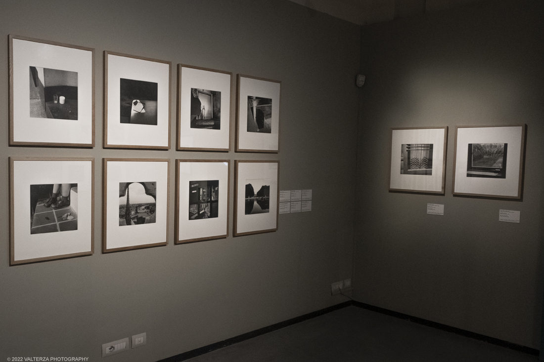 _DSF3344.jpg - 09/02/2022. Torino. Lâ€™esposizione si prefigge di raccontare aspetti sconosciuti o poco noti della misteriosa vicenda umana e artistica di Vivian Maier, approfondendo nuovi capitoli o proponendo lavori finora inediti, come la serie di scatti realizzati durante il suo viaggio in Italia, in particolare a Torino e Genova, nellâ€™estate del 1959. Nella foto immagini della sezione intitolata Segni