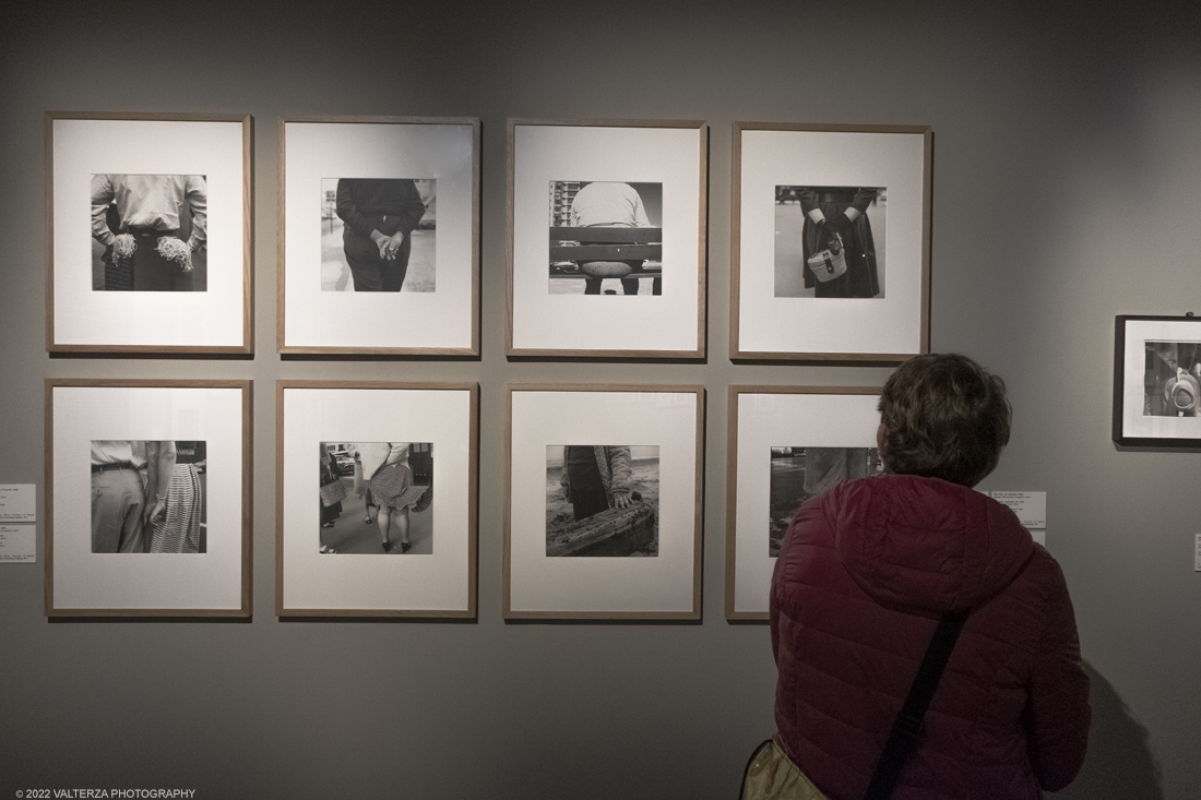 _DSF3354.jpg - 09/02/2022. Torino. Lâ€™esposizione si prefigge di raccontare aspetti sconosciuti o poco noti della misteriosa vicenda umana e artistica di Vivian Maier, approfondendo nuovi capitoli o proponendo lavori finora inediti, come la serie di scatti realizzati durante il suo viaggio in Italia, in particolare a Torino e Genova, nellâ€™estate del 1959. Nella foto immagini della sezione intitolata Segni