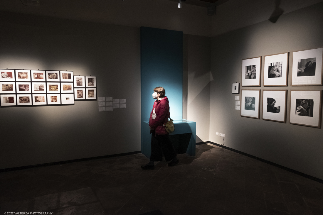 _DSF3368.jpg - 09/02/2022. Torino. Lâ€™esposizione si prefigge di raccontare aspetti sconosciuti o poco noti della misteriosa vicenda umana e artistica di Vivian Maier, approfondendo nuovi capitoli o proponendo lavori finora inediti, come la serie di scatti realizzati durante il suo viaggio in Italia, in particolare a Torino e Genova, nellâ€™estate del 1959. Nella foto parte dell'allestimeento della mostra