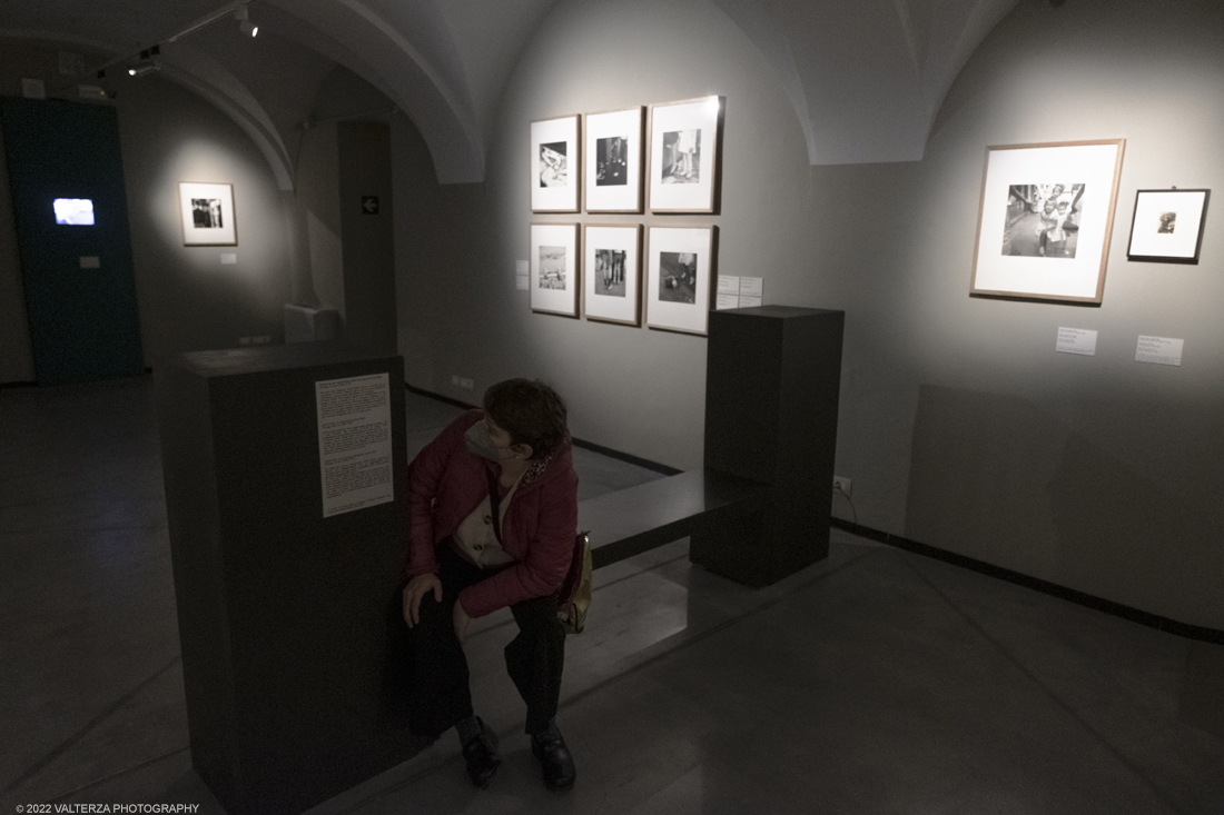 _DSF3379.jpg - 09/02/2022. Torino. Lâ€™esposizione si prefigge di raccontare aspetti sconosciuti o poco noti della misteriosa vicenda umana e artistica di Vivian Maier, approfondendo nuovi capitoli o proponendo lavori finora inediti, come la serie di scatti realizzati durante il suo viaggio in Italia, in particolare a Torino e Genova, nellâ€™estate del 1959. Nella foto parte dell'allestimento della mostra