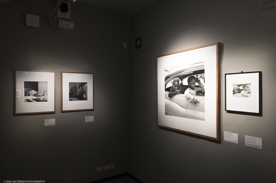 _DSF3387.jpg - 09/02/2022. Torino. Lâ€™esposizione si prefigge di raccontare aspetti sconosciuti o poco noti della misteriosa vicenda umana e artistica di Vivian Maier, approfondendo nuovi capitoli o proponendo lavori finora inediti, come la serie di scatti realizzati durante il suo viaggio in Italia, in particolare a Torino e Genova, nellâ€™estate del 1959. Nella foto immagini della sezione dedicata all'infanzia