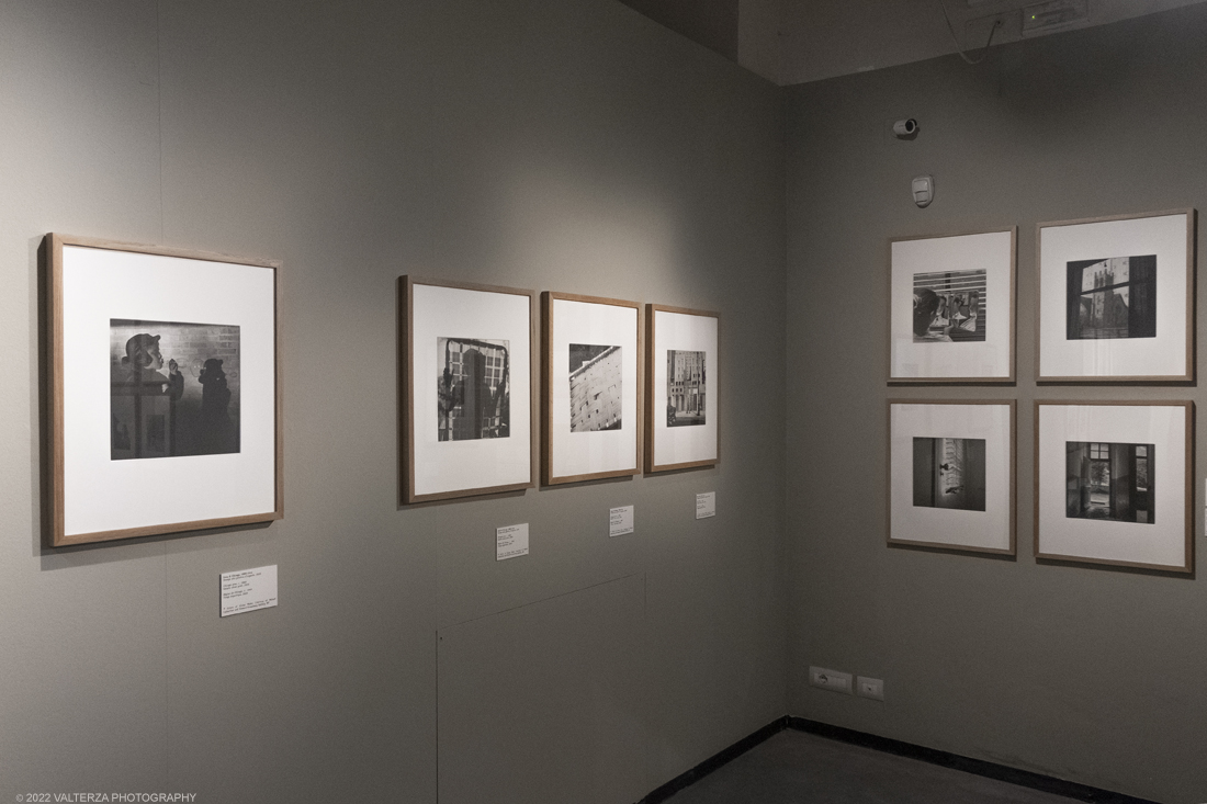 _DSF3433.jpg - 09/02/2022. Torino. Lâ€™esposizione si prefigge di raccontare aspetti sconosciuti o poco noti della misteriosa vicenda umana e artistica di Vivian Maier, approfondendo nuovi capitoli o proponendo lavori finora inediti, come la serie di scatti realizzati durante il suo viaggio in Italia, in particolare a Torino e Genova, nellâ€™estate del 1959. Nella foto la sezione dedicata ai giochi cinetici e false sembianze che portarono poi la Maier a fare del cinema