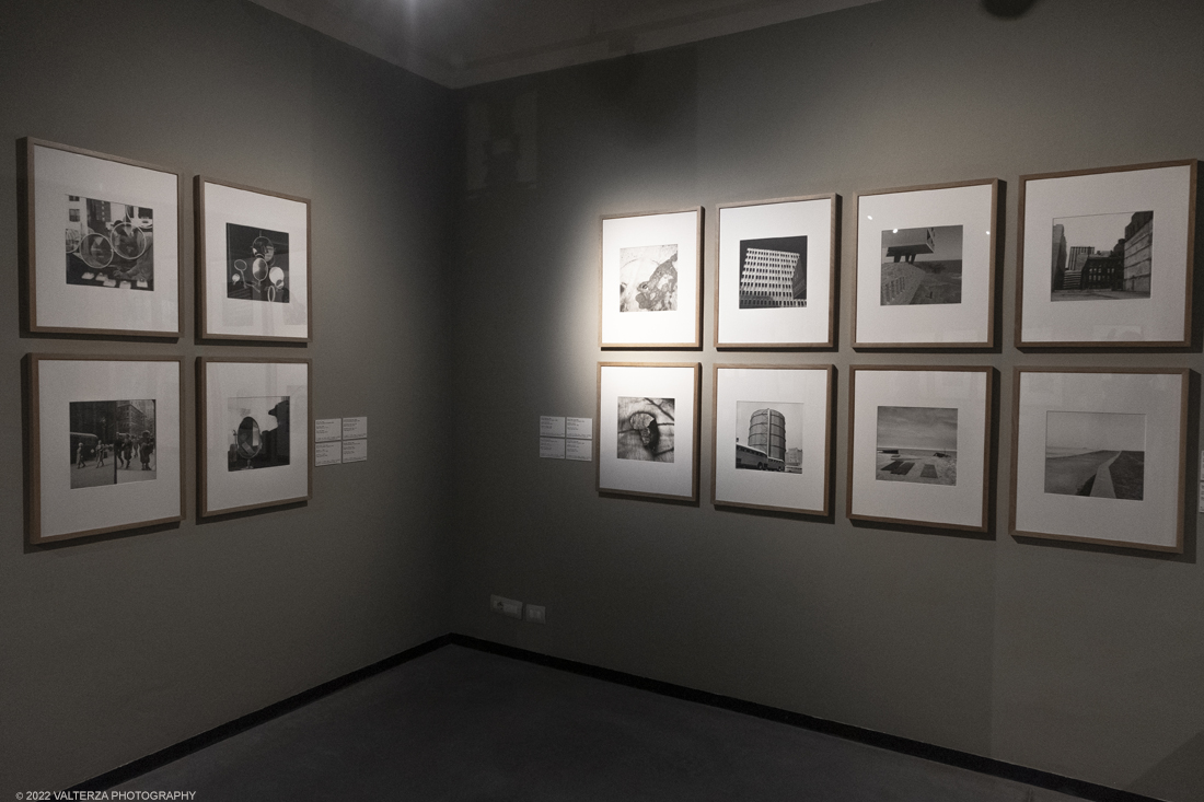 _DSF3443.jpg - 09/02/2022. Torino. Lâ€™esposizione si prefigge di raccontare aspetti sconosciuti o poco noti della misteriosa vicenda umana e artistica di Vivian Maier, approfondendo nuovi capitoli o proponendo lavori finora inediti, come la serie di scatti realizzati durante il suo viaggio in Italia, in particolare a Torino e Genova, nellâ€™estate del 1959. Nella foto la sezione dedicata ai giochi cinetici e false sembianze che portarono poi la Maier a fare del cinema