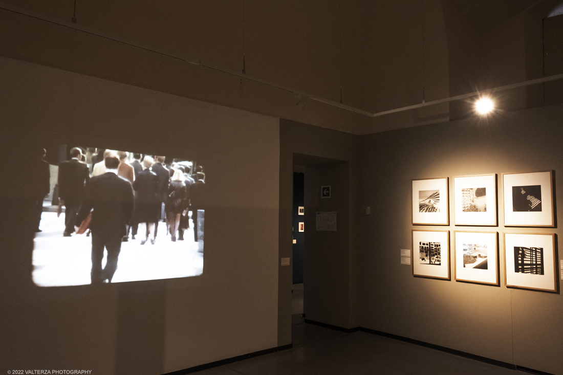 _DSF3448.jpg - 09/02/2022. Torino. Lâ€™esposizione si prefigge di raccontare aspetti sconosciuti o poco noti della misteriosa vicenda umana e artistica di Vivian Maier, approfondendo nuovi capitoli o proponendo lavori finora inediti, come la serie di scatti realizzati durante il suo viaggio in Italia, in particolare a Torino e Genova, nellâ€™estate del 1959. Nella foto la sezione dedicata ai giochi cinetici e false sembianze che portarono poi la Maier a fare del cinema