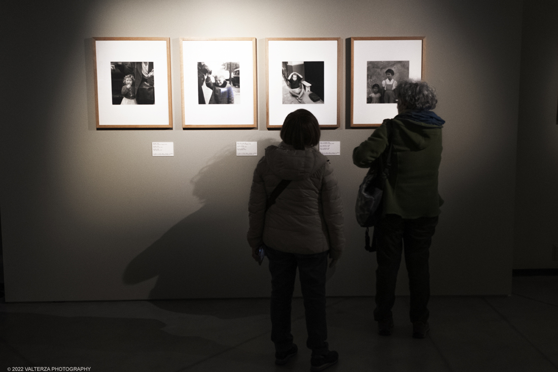 _DSF3484.jpg - 09/02/2022. Torino. Lâ€™esposizione si prefigge di raccontare aspetti sconosciuti o poco noti della misteriosa vicenda umana e artistica di Vivian Maier, approfondendo nuovi capitoli o proponendo lavori finora inediti, come la serie di scatti realizzati durante il suo viaggio in Italia, in particolare a Torino e Genova, nellâ€™estate del 1959. Nella foto in visita alla mostra