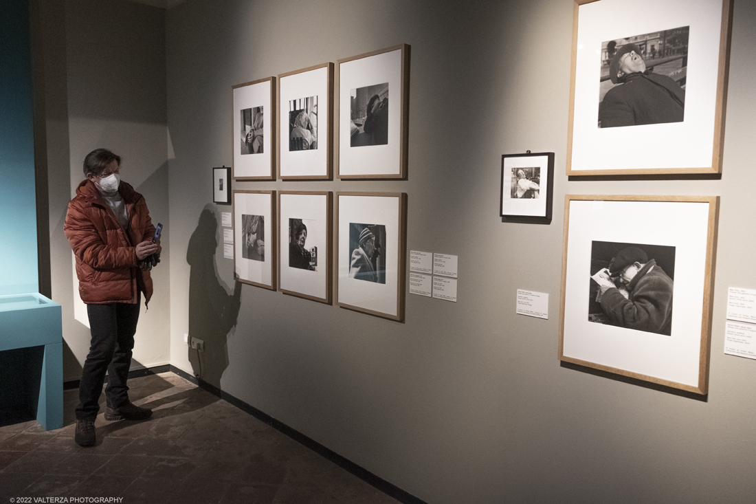 _DSF3493.jpg - 09/02/2022. Torino. Lâ€™esposizione si prefigge di raccontare aspetti sconosciuti o poco noti della misteriosa vicenda umana e artistica di Vivian Maier, approfondendo nuovi capitoli o proponendo lavori finora inediti, come la serie di scatti realizzati durante il suo viaggio in Italia, in particolare a Torino e Genova, nellâ€™estate del 1959. Nella foto in visita alla mostra