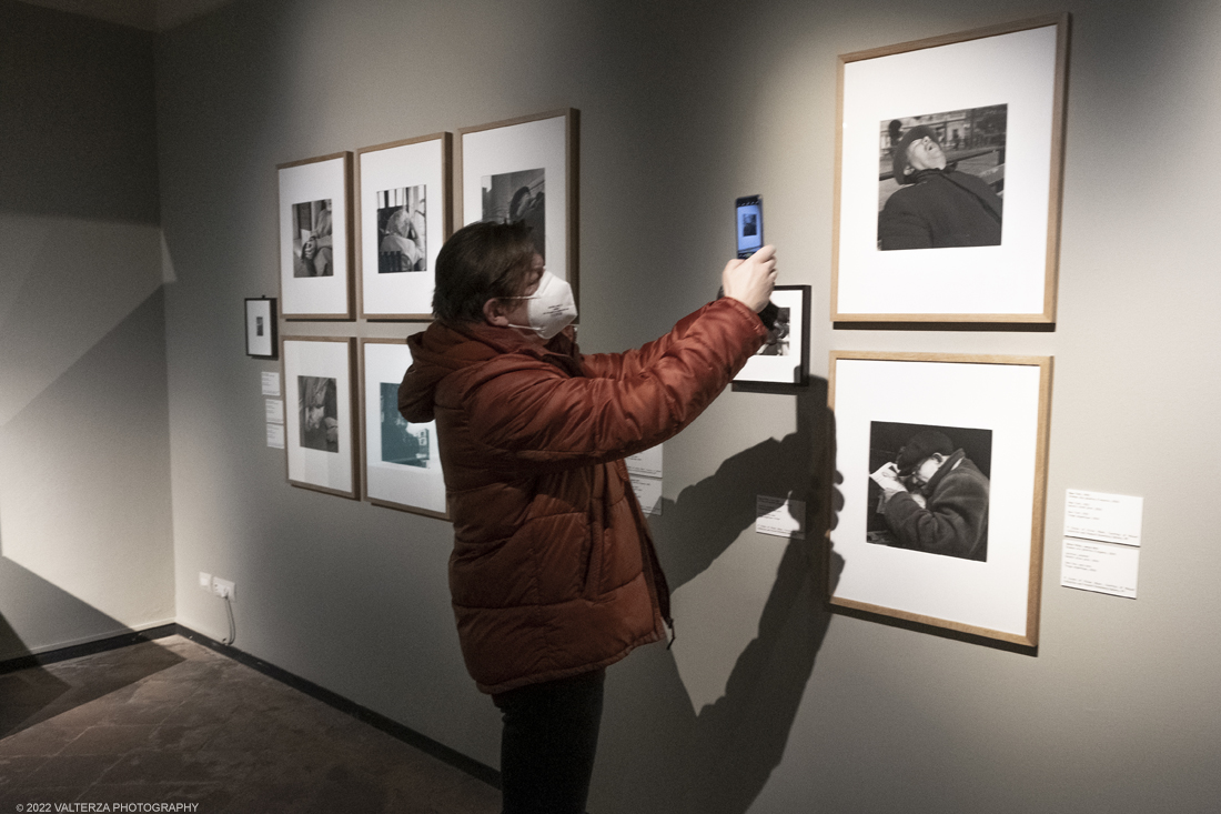 _DSF3496.jpg - 09/02/2022. Torino. Lâ€™esposizione si prefigge di raccontare aspetti sconosciuti o poco noti della misteriosa vicenda umana e artistica di Vivian Maier, approfondendo nuovi capitoli o proponendo lavori finora inediti, come la serie di scatti realizzati durante il suo viaggio in Italia, in particolare a Torino e Genova, nellâ€™estate del 1959. Nella foto in visita alla mostra