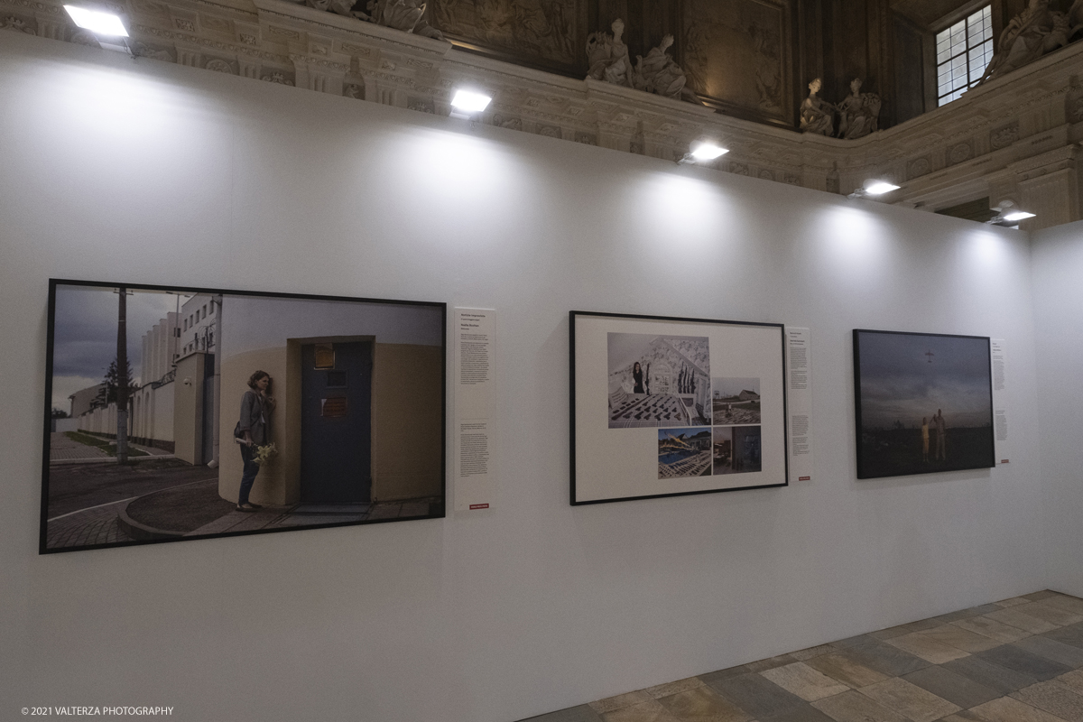 _DSF4569.jpg - 7/05/2021. Torino. Palazzo Madama ospita l'anteprima nazionale della mostra World Press Photo 2021. Nella foto immagini premiate nelle sezioni Notizie impreviste, serie di ritratti 1Â° premio all'italiano Gabriele Galimberti e Ritratti