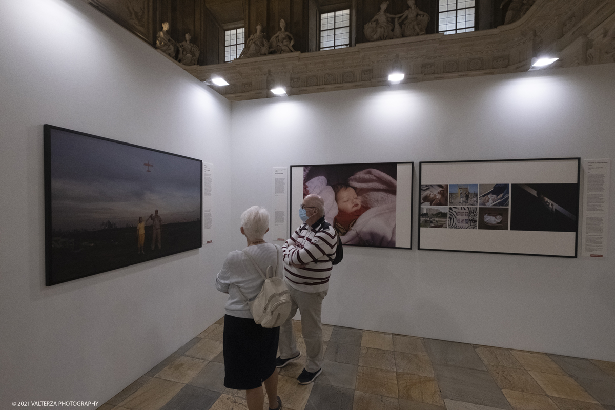 _DSF4578.jpg - 7/05/2021. Torino. Palazzo Madama ospita l'anteprima nazionale della mostra World Press Photo 2021. Nella foto  in visita alla mostra