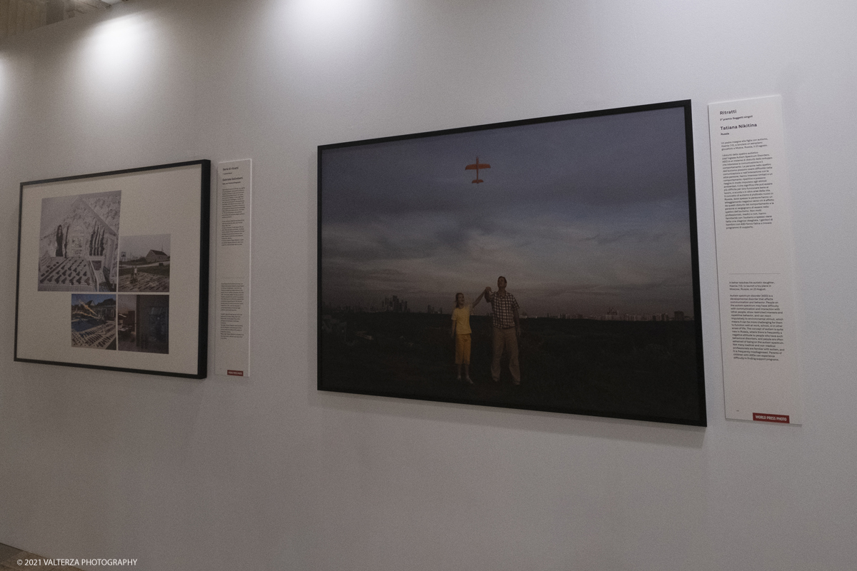 _DSF4583.jpg - 7/05/2021. Torino. Palazzo Madama ospita l'anteprima nazionale della mostra World Press Photo 2021. Nella foto immagini di Gabriele Galimberti, toscano,  con un reportage realizzato per National Geographic, ha vinto il primo premio in "Serie di ritratti" e della russa Tatiana Nikitina 3Â° premio nella sezione Ritratti-soggetti singoli.