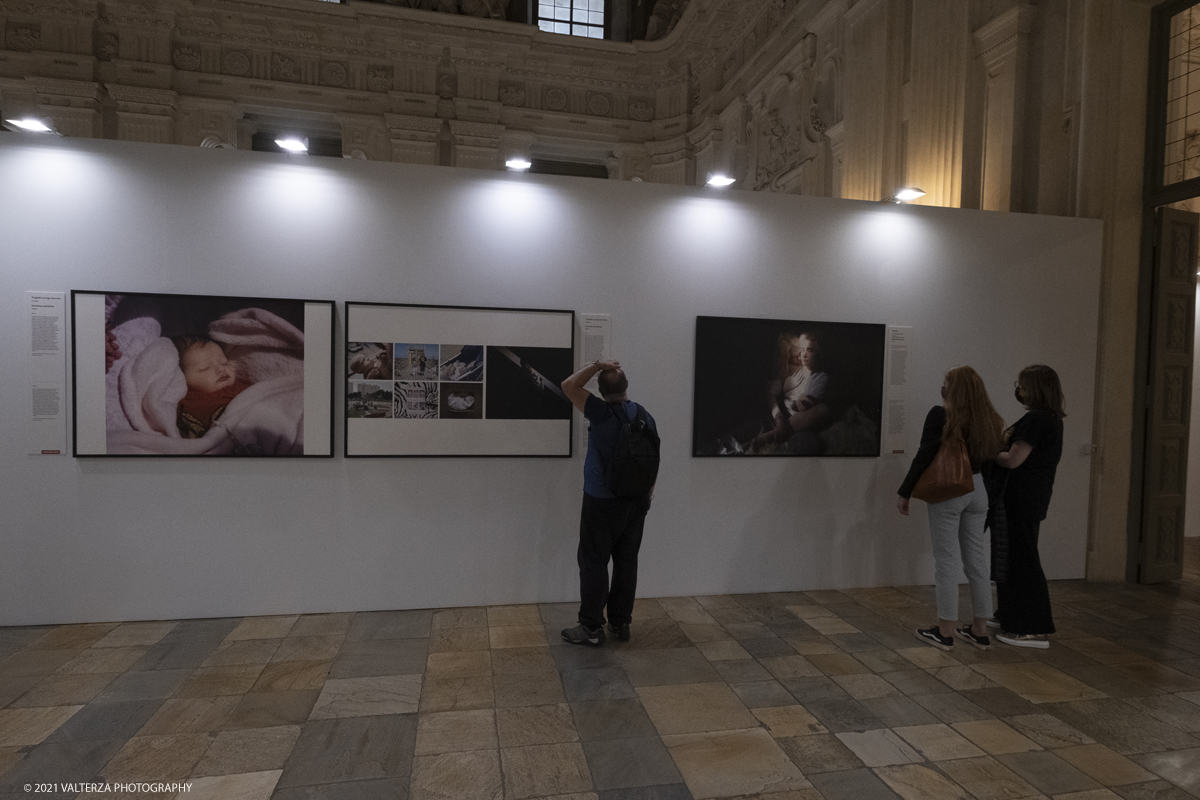 _DSF4593.jpg - 7/05/2021. Torino. Palazzo Madama ospita l'anteprima nazionale della mostra World Press Photo 2021. Nella foto  in visita alla mostra