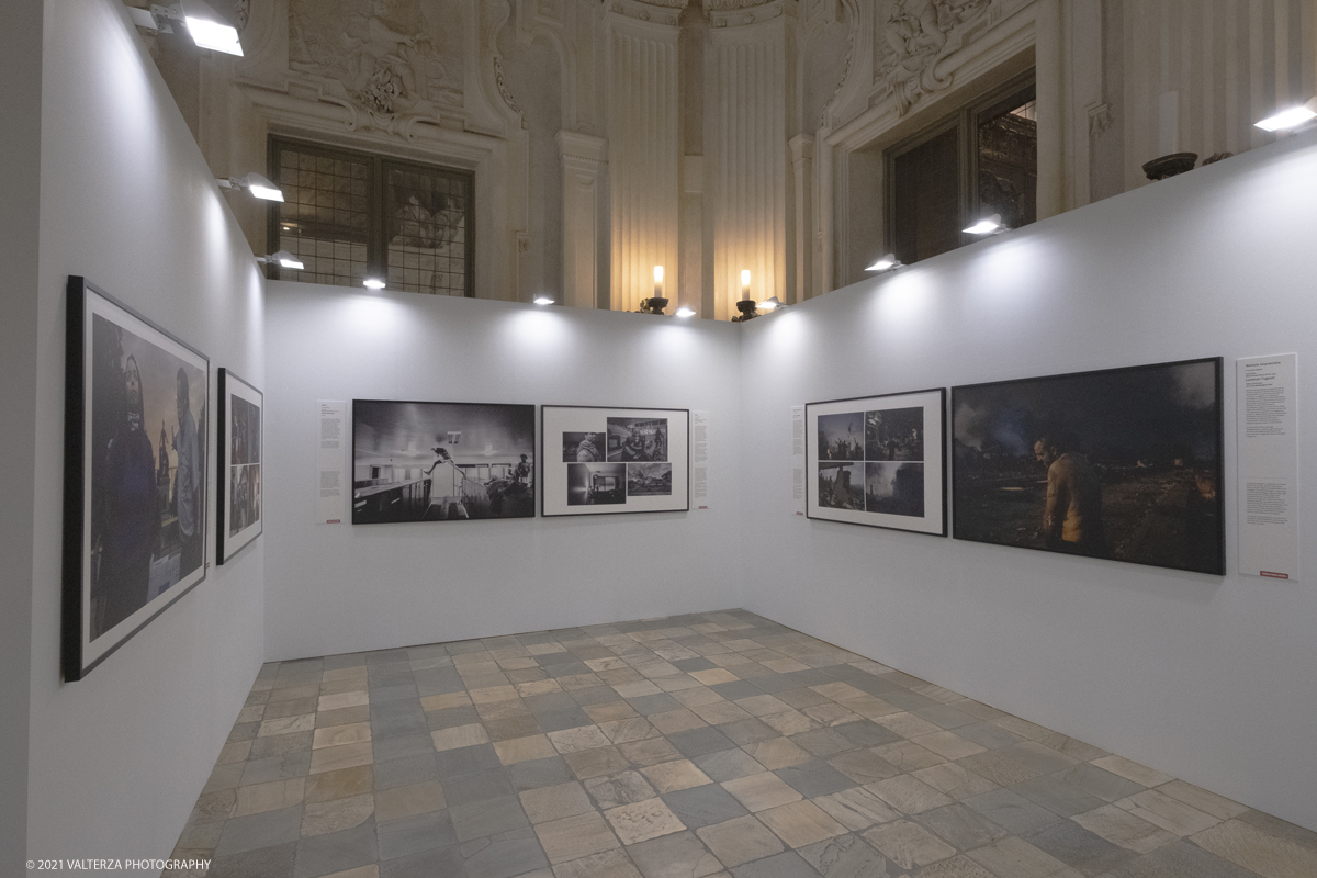 _DSF4596.jpg - 7/05/2021. Torino. Palazzo Madama ospita l'anteprima nazionale della mostra World Press Photo 2021. Nella foto una parte dlla mostra con a dx le immagini primo premio, nella sezione "Storie - Notizie Impreviste", dell'italiano Lorenzo Tugnoli