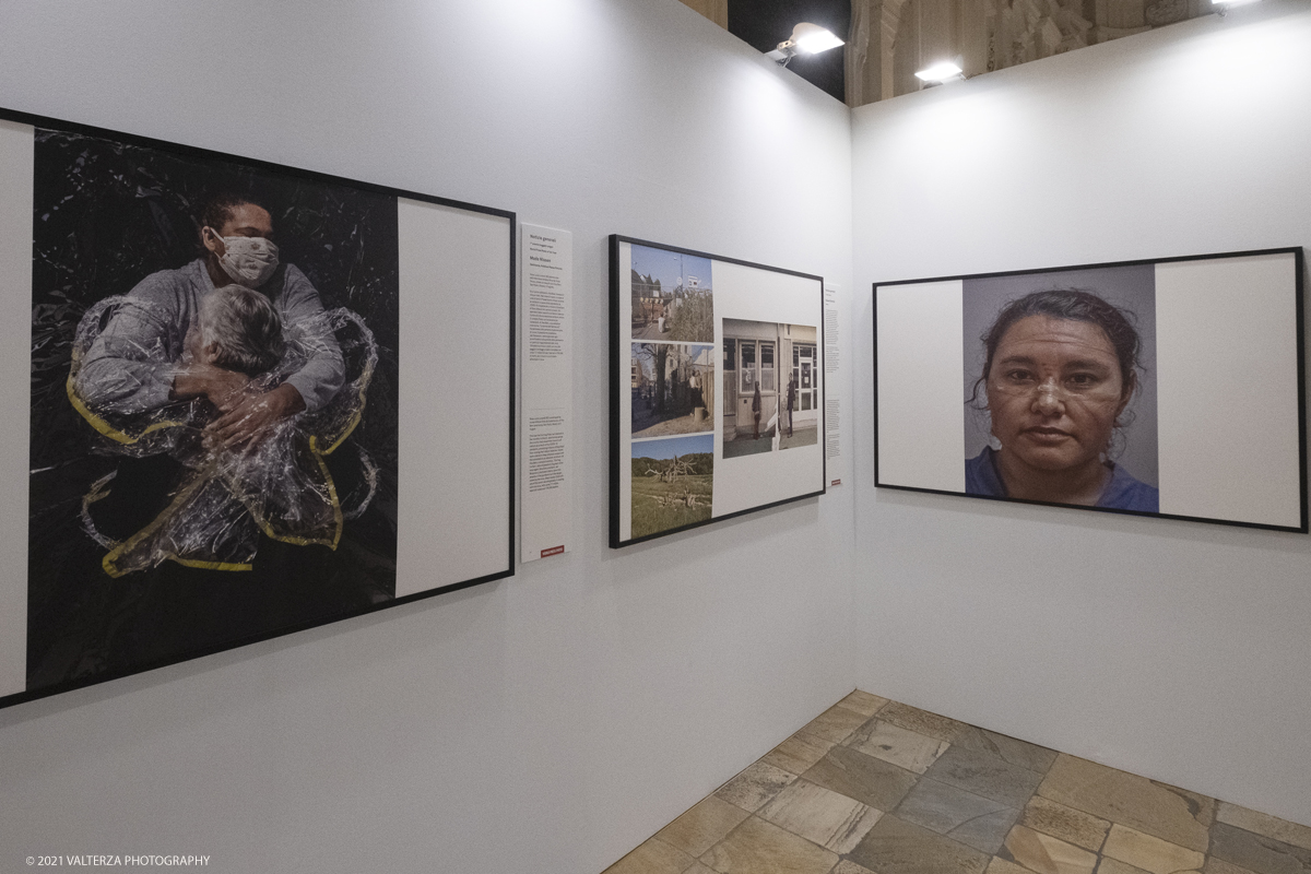 _DSF4633.jpg - 7/05/2021. Torino. Palazzo Madama ospita l'anteprima nazionale della mostra World Press Photo 2021. Nella foto la parete della mostra con in pp l'immagine la tenda dell'abbraccio, del danese Mads Nissen che si Ã¨ aggiudicato il World Press Photo of the Year 2021