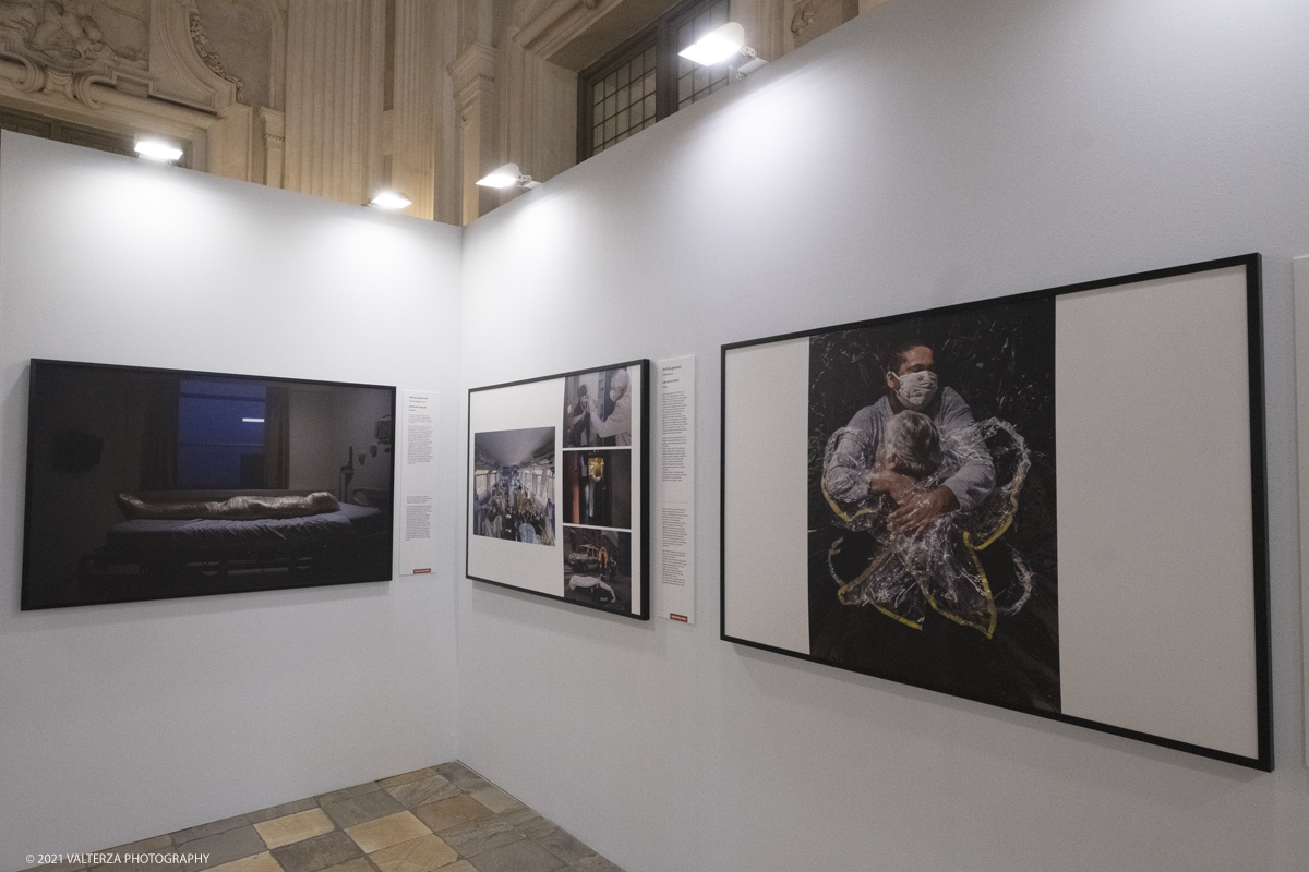 _DSF4640.jpg - 7/05/2021. Torino. Palazzo Madama ospita l'anteprima nazionale della mostra World Press Photo 2021. Nella foto la parete della mostra con in pp l'immagine la tenda dell'abbraccio, del danese Mads Nissen che si Ã¨ aggiudicato il World Press Photo of the Year 2021