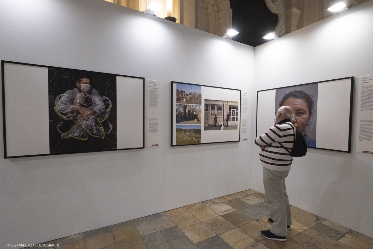 _DSF4662.jpg - 7/05/2021. Torino. Palazzo Madama ospita l'anteprima nazionale della mostra World Press Photo 2021. Nella foto visita alla mostra con l' immagine la tenda dell'abbraccio, del danese Mads Nissen che si Ã¨ aggiudicato il World Press Photo of the Year 2021