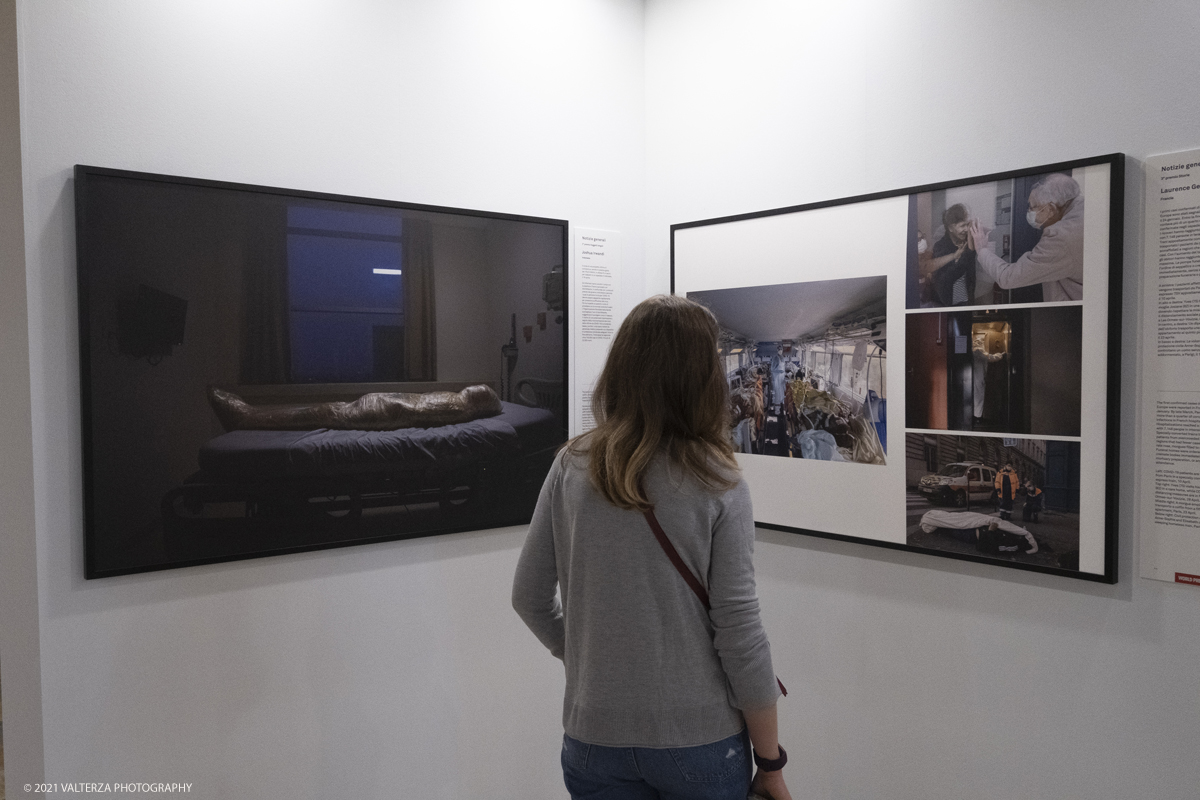 _DSF4664.jpg - 7/05/2021. Torino. Palazzo Madama ospita l'anteprima nazionale della mostra World Press Photo 2021. Nella foto  in visita alla mostra