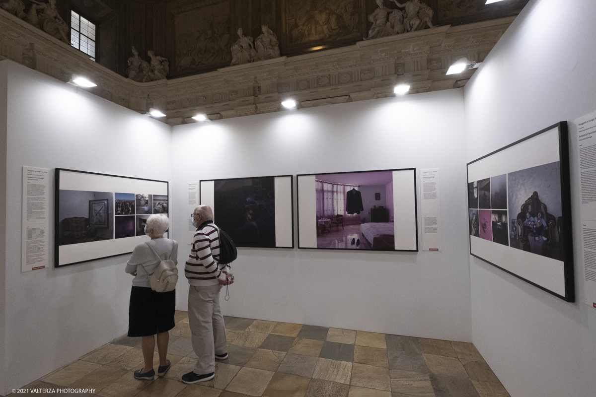 _DSF4673.jpg - 7/05/2021. Torino. Palazzo Madama ospita l'anteprima nazionale della mostra World Press Photo 2021. Nella foto  in visita alla mostra