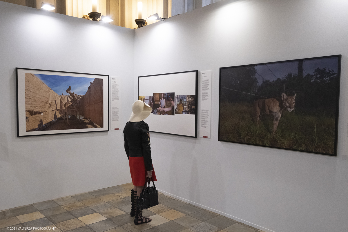 _DSF4788.jpg - 7/05/2021. Torino. Palazzo Madama ospita l'anteprima nazionale della mostra World Press Photo 2021. Nella foto  in visita alla mostra