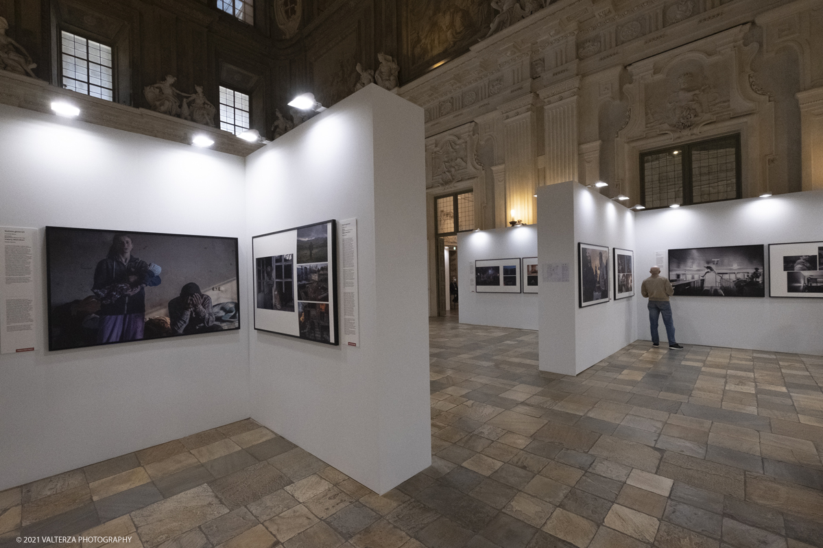 _DSF4801.jpg - 7/05/2021. Torino. Palazzo Madama ospita l'anteprima nazionale della mostra World Press Photo 2021. Nella foto parte dell'allestimento della mostra