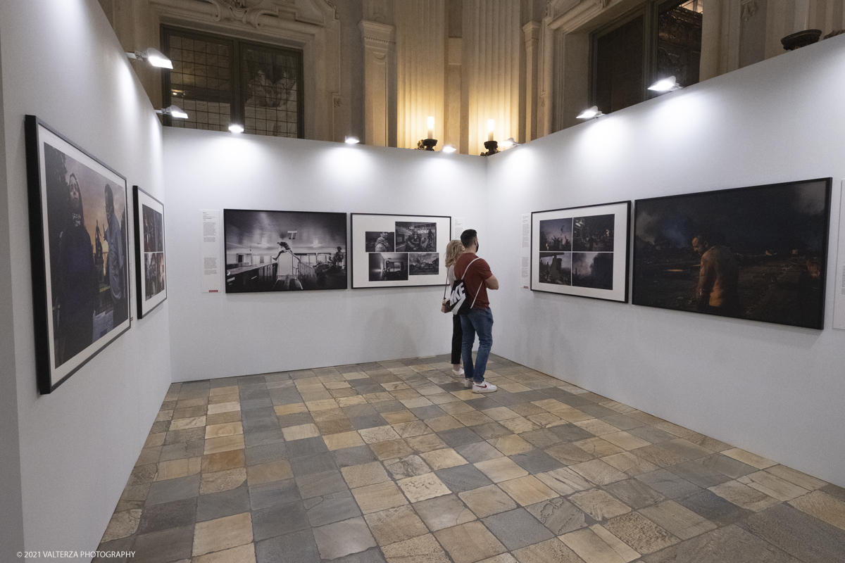 _DSF4805.jpg - 7/05/2021. Torino. Palazzo Madama ospita l'anteprima nazionale della mostra World Press Photo 2021. Nella foto  in visita alla mostra