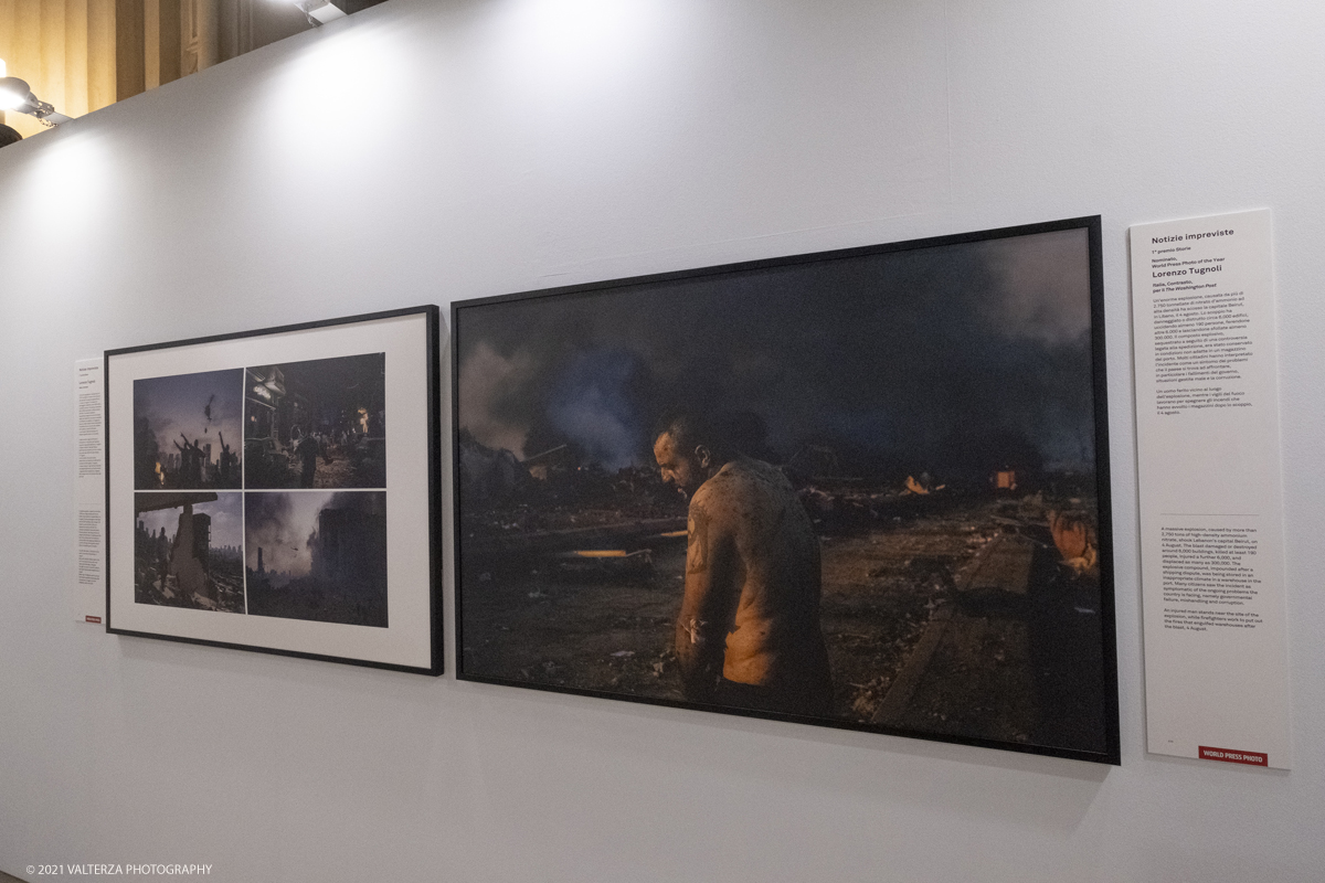 _DSF4822.jpg - 7/05/2021. Torino. Palazzo Madama ospita l'anteprima nazionale della mostra World Press Photo 2021. Nella foto Primo premio, nella sezione "Storie - Notizie Impreviste", alle immagini di Lorenzo Tugnoli, Italia