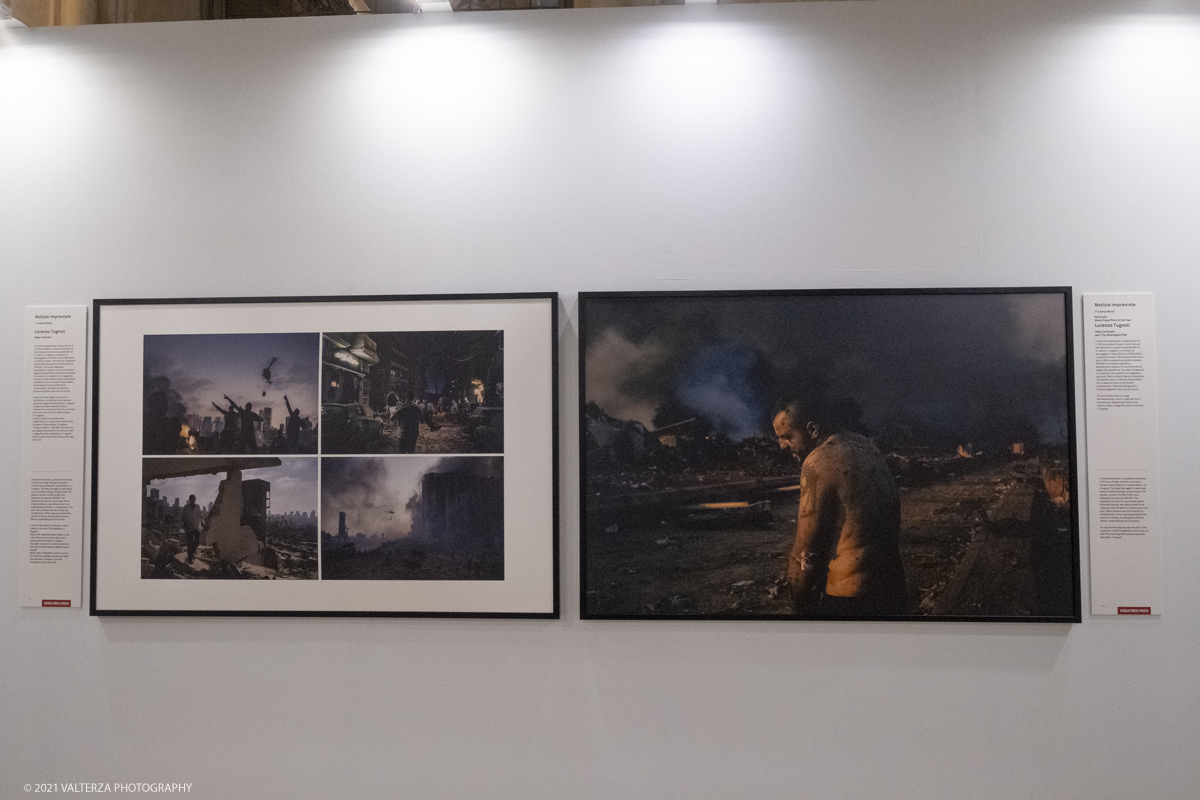 _DSF4825.jpg - 7/05/2021. Torino. Palazzo Madama ospita l'anteprima nazionale della mostra World Press Photo 2021. Nella foto Primo premio, nella sezione "Storie - Notizie Impreviste", alle immagini di Lorenzo Tugnoli, Italia