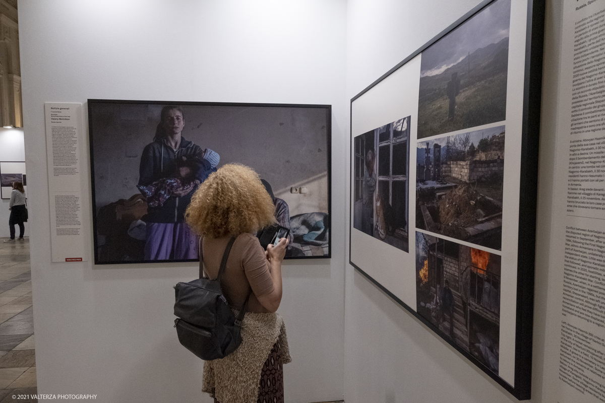 _DSF4832.jpg - 7/05/2021. Torino. Palazzo Madama ospita l'anteprima nazionale della mostra World Press Photo 2021. Nella foto  in visita alla mostra