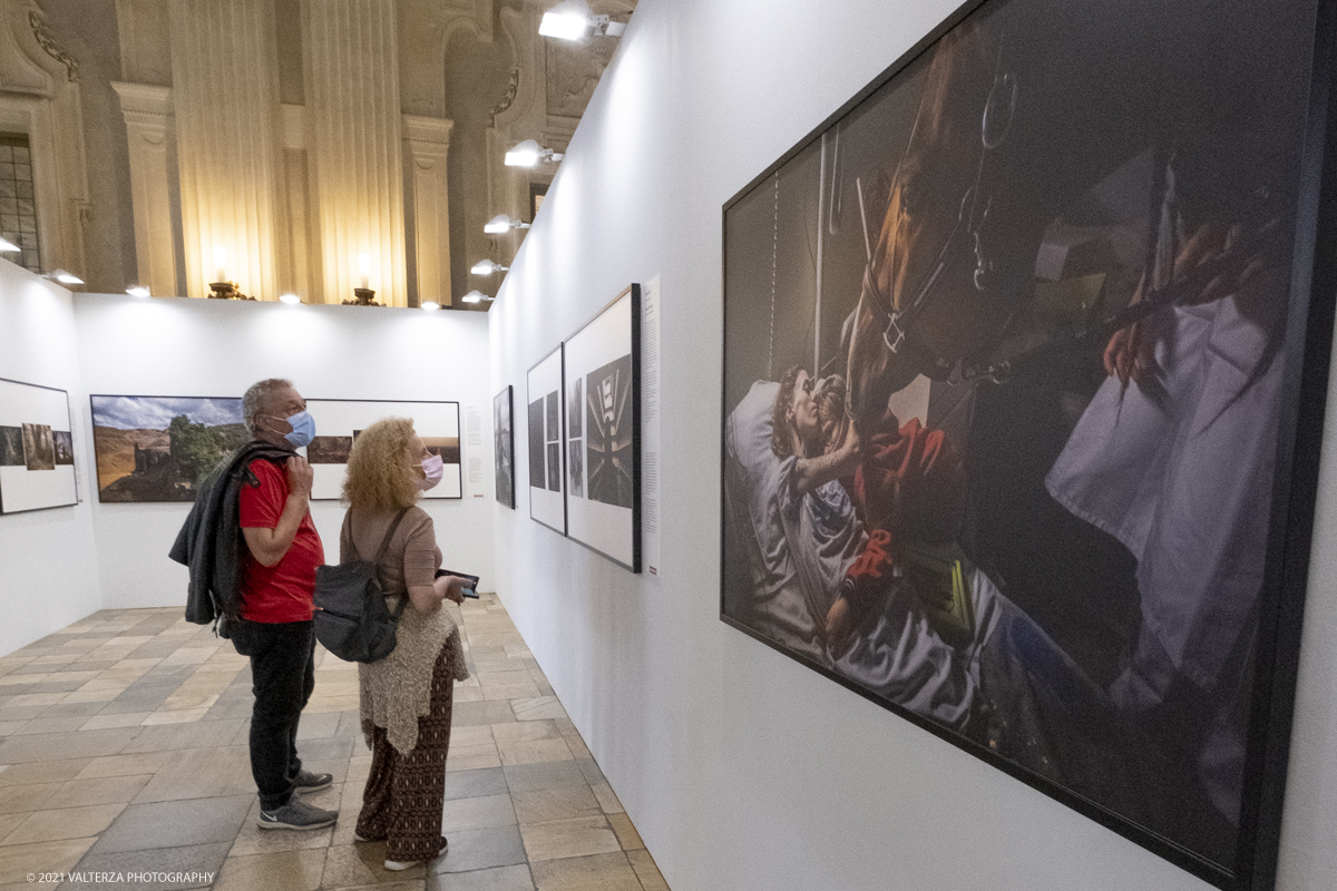 _DSF4878.jpg - 7/05/2021. Torino. Palazzo Madama ospita l'anteprima nazionale della mostra World Press Photo 2021. Nella foto  in visita alla mostra