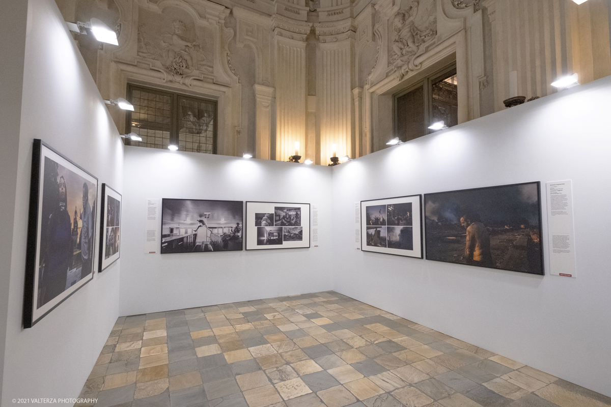 _DSF4921.jpg - 7/05/2021. Torino. Palazzo Madama ospita l'anteprima nazionale della mostra World Press Photo 2021. Nella foto il settore della mostra con le immagini 1Â° premio, nella sezione "Storie - Notizie Impreviste", per Lorenzo Tugnoli, Italia.