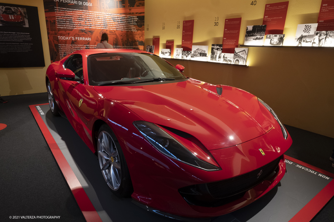 _DSF1031.jpg - 05/01/2022. Maranello. il Museo Ferrari di Maranello con il nuovo settore â€œGT 2021, a memorable yearâ€� che celebra lâ€™anno piÃ¹ vincente della storia di Ferrari nelle competizioni GT. Nella foto l'area di ingresso al Museo che presenta la Ferrari di oggi con il modello 812 GTS e la relativa scocca in Alluminio