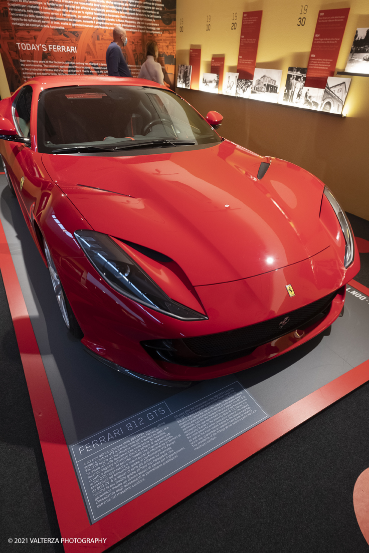 _DSF1037.jpg - 05/01/2022. Maranello. il Museo Ferrari di Maranello con il nuovo settore â€œGT 2021, a memorable yearâ€� che celebra lâ€™anno piÃ¹ vincente della storia di Ferrari nelle competizioni GT. Nella foto l'area di ingresso al Museo che presenta la Ferrari di oggi con il modello 812 GTS e la relativa scocca in Alluminio