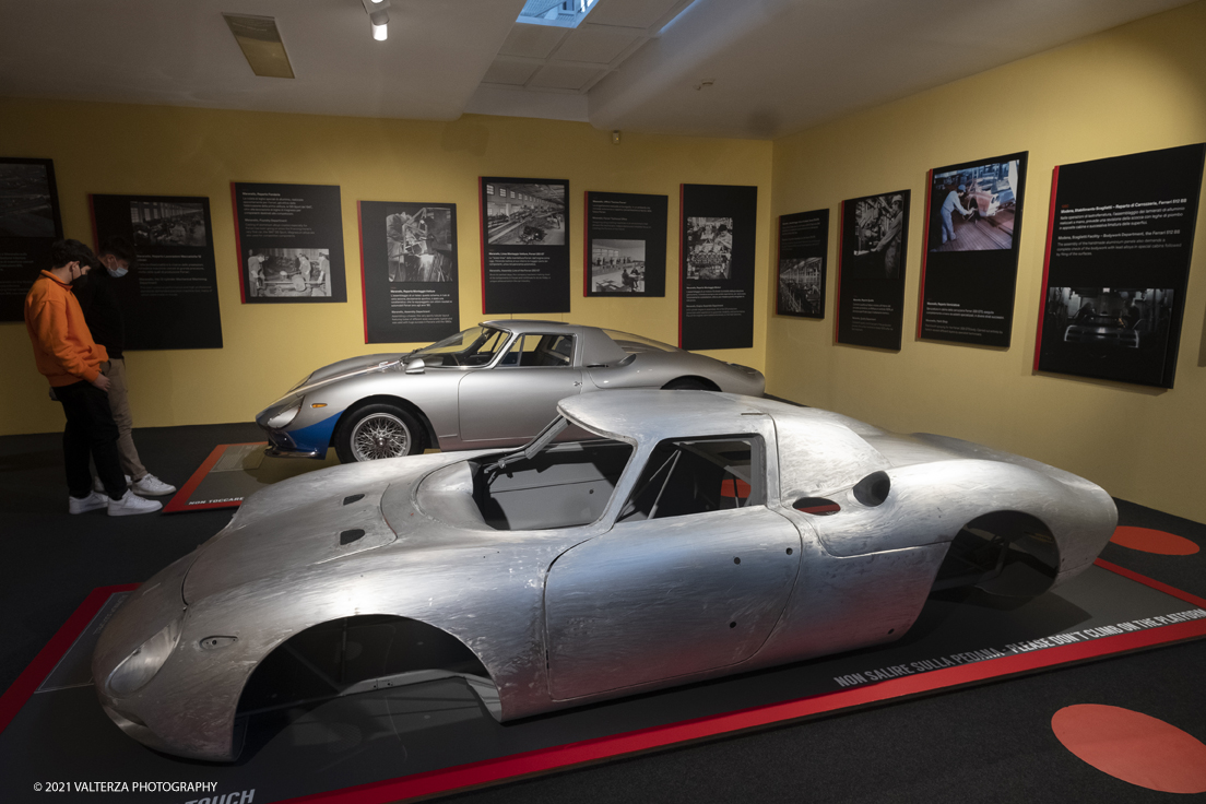 _DSF1039.jpg - 05/01/2022. Maranello. il Museo Ferrari di Maranello con il nuovo settore â€œGT 2021, a memorable yearâ€� che celebra lâ€™anno piÃ¹ vincente della storia di Ferrari nelle competizioni GT. Nella foto l'area di ingresso al Museo che ricorda la Ferrari di ieri con il modello LM del 1963 e relativa scocca in alluminio