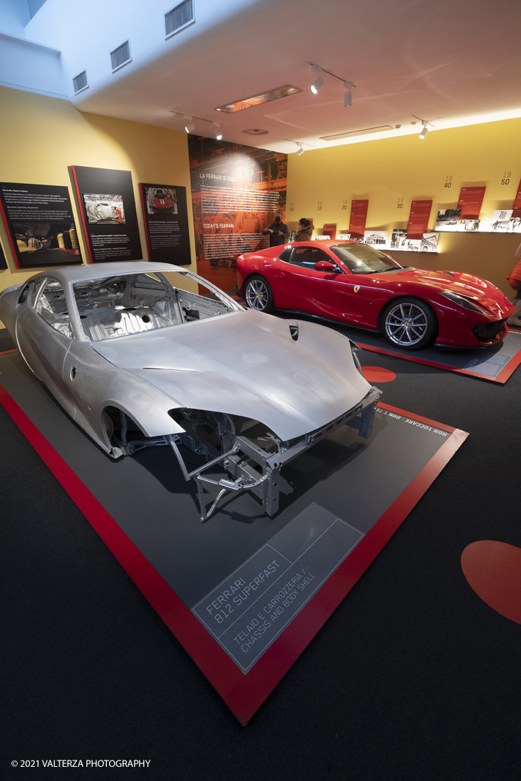 _DSF1047.jpg - 05/01/2022. Maranello. il Museo Ferrari di Maranello con il nuovo settore â€œGT 2021, a memorable yearâ€� che celebra lâ€™anno piÃ¹ vincente della storia di Ferrari nelle competizioni GT. Nella foto l'area di ingresso al Museo che presenta la Ferrari di oggi con il modello 812 GTS e la relativa scocca in Alluminio