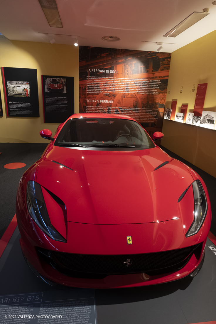 _DSF1057.jpg - 05/01/2022. Maranello. il Museo Ferrari di Maranello con il nuovo settore â€œGT 2021, a memorable yearâ€� che celebra lâ€™anno piÃ¹ vincente della storia di Ferrari nelle competizioni GT. Nella foto l'area di ingresso al Museo che presenta la Ferrari di oggi con il modello 812 GTS e la relativa scocca in Alluminio