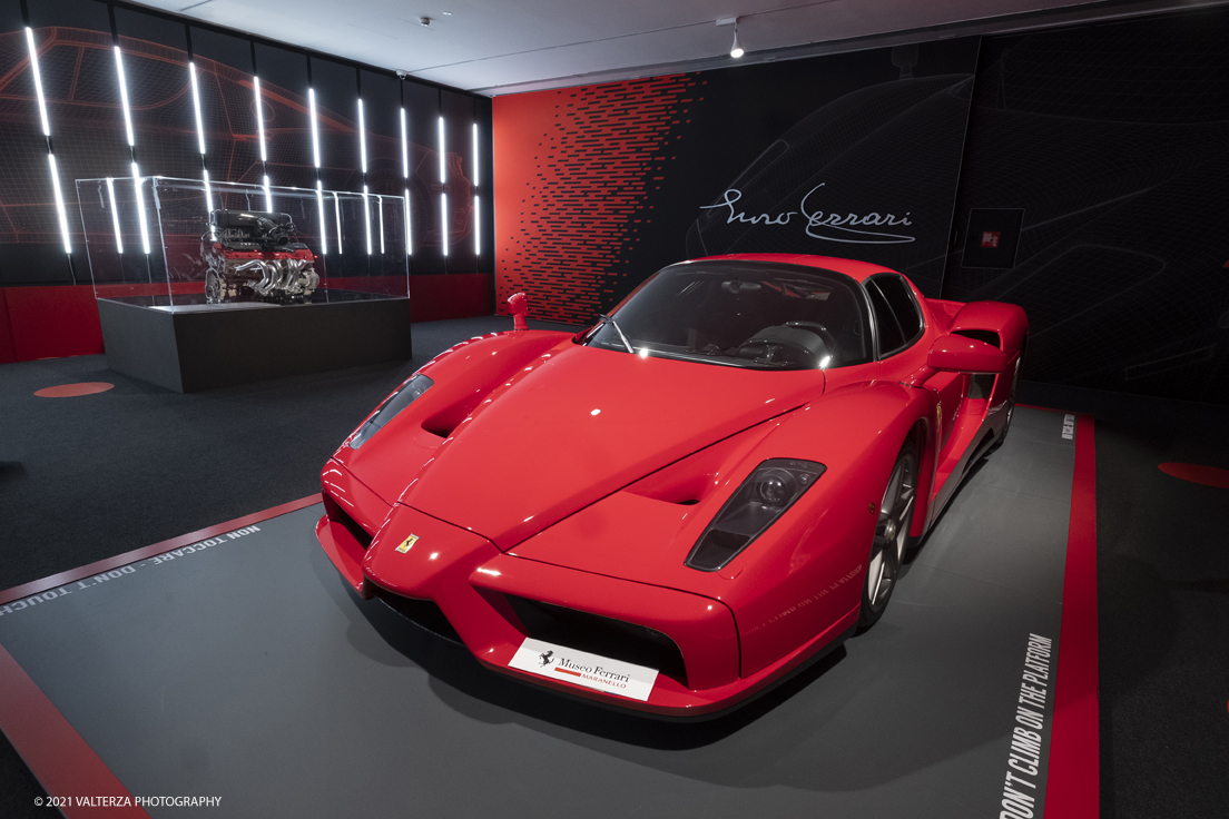 _DSF1111.jpg - 05/01/2022. Maranello. il Museo Ferrari di Maranello con il nuovo settore â€œGT 2021, a memorable yearâ€� che celebra lâ€™anno piÃ¹ vincente della storia di Ferrari nelle competizioni GT. Nella foto il settore dedicato alle Supercars  con il modello Enzo Ferrari del 2002