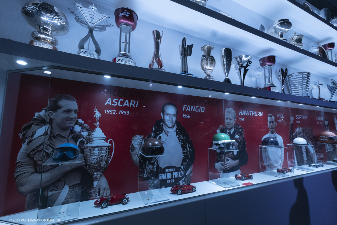 _DSF1330.jpg - 05/01/2022. Maranello. il Museo Ferrari di Maranello con il nuovo settore â€œGT 2021, a memorable yearâ€� che celebra lâ€™anno piÃ¹ vincente della storia di Ferrari nelle competizioni GT. Nella foto bacheche con trofei delle vittorie Ferrari