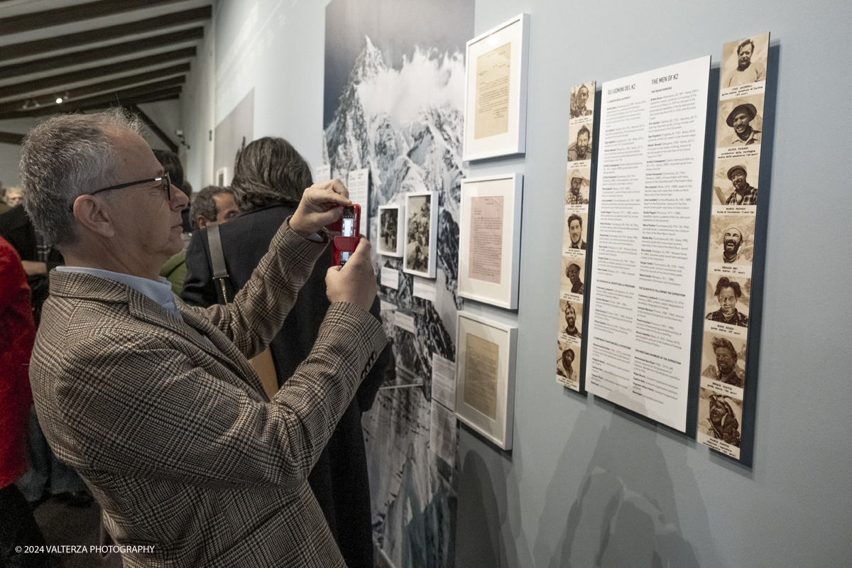 _DSF8320.jpg - 28/03/2024. Torino. Il Museo Nazionale della Montagna di Torino festeggia i 70 anni della spedizione italiana al K2 e le dedica una sezione espositiva permanente. Nella foto il presidente del Museo Mario Montalcini, relatore alla presentazione,  in visita alla mostra