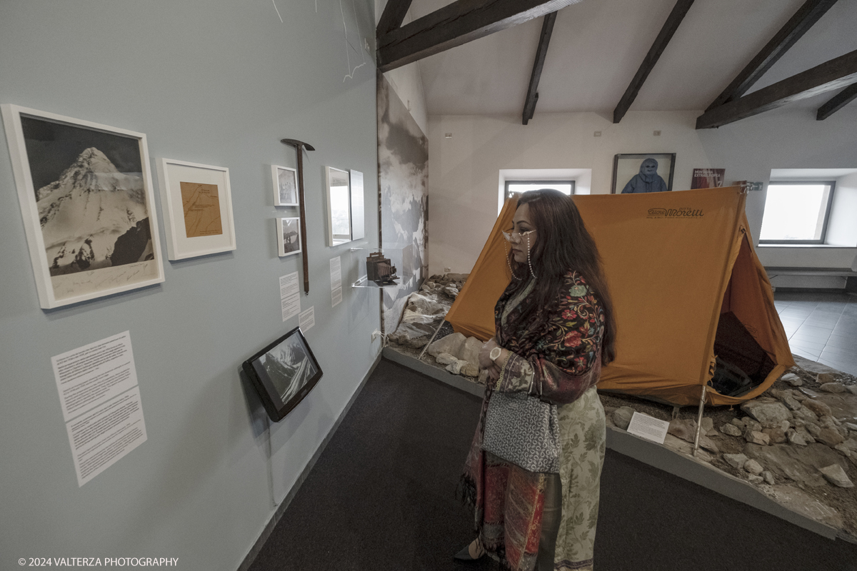 _DSF8650.jpg - 28/03/2024. Torino. Il Museo Nazionale della Montagna di Torino festeggia i 70 anni della spedizione italiana al K2 e le dedica una sezione espositiva permanente. Nella foto una rappresentante del Pakistan in visita alla mostra