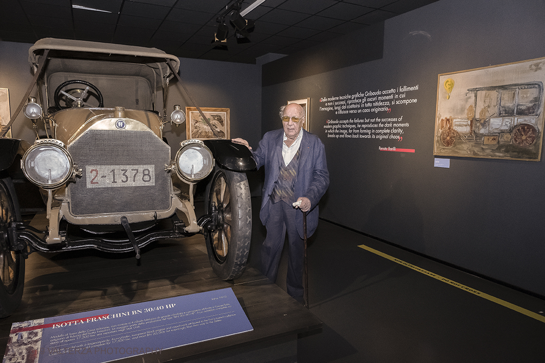 _DSF0422.jpg - 11/07/2019. Torino. Nuovo allestimento al MAUTO, un omaggio al cavaliere dell'arte in occasione dei suoi novant'anni. Nella foto Ezio Gribaudo ripreso tra l'auto d'epoca Isotta Fraschini BN 30/40HP ed il suo quadro della medesima a destra