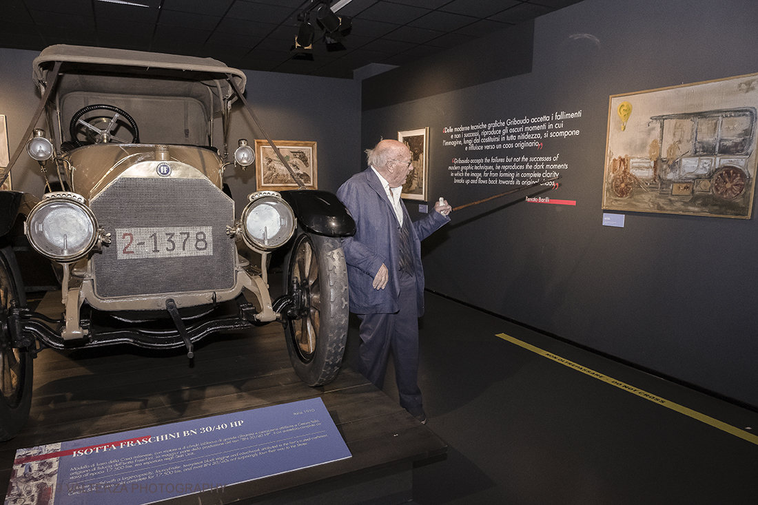 _DSF0425.jpg - 11/07/2019. Torino. Nuovo allestimento al MAUTO, un omaggio al cavaliere dell'arte in occasione dei suoi novant'anni. Nella foto Ezio Gribaudo ripreso tra l'auto d'epoca Isotta Fraschini BN 30/40HP ed il suo quadro della medesima a destra