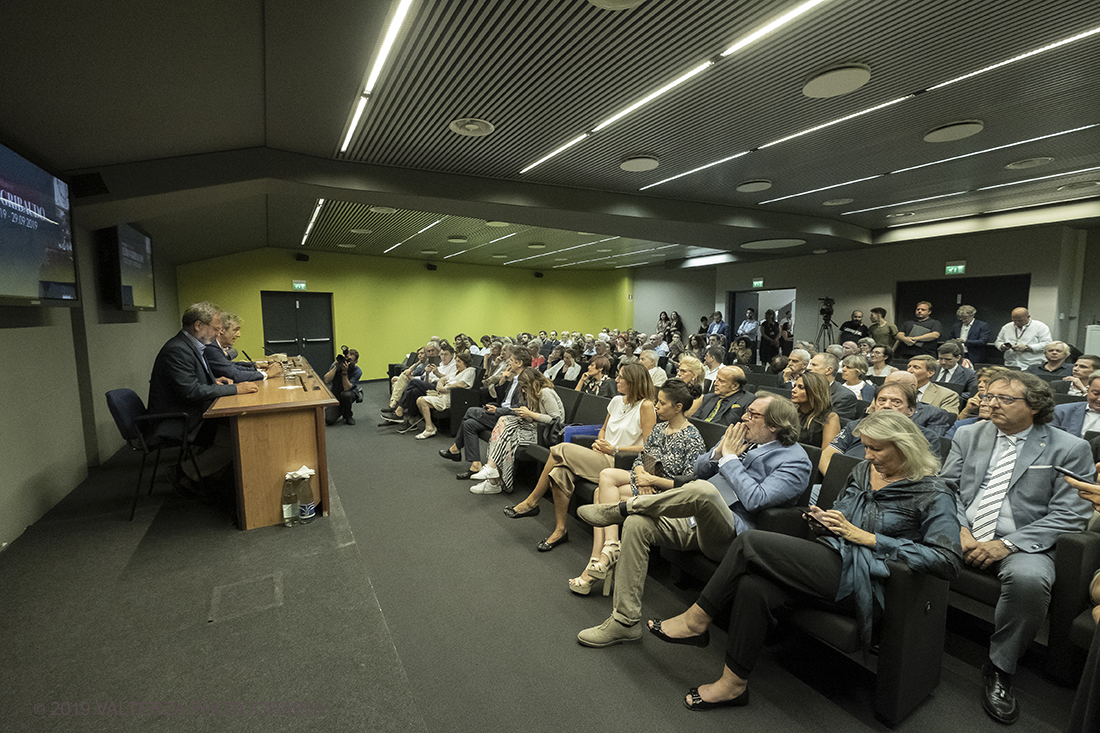 _DSF7340.jpg - 11/07/2019. Torino. Nuovo allestimento al MAUTO, un omaggio al cavaliere dell'arte in occasione dei suoi novant'anni. Nella foto il momento dell'inaugurazione della mostra in una sala del Mauto affollata di appassionati d'arte e di auto.