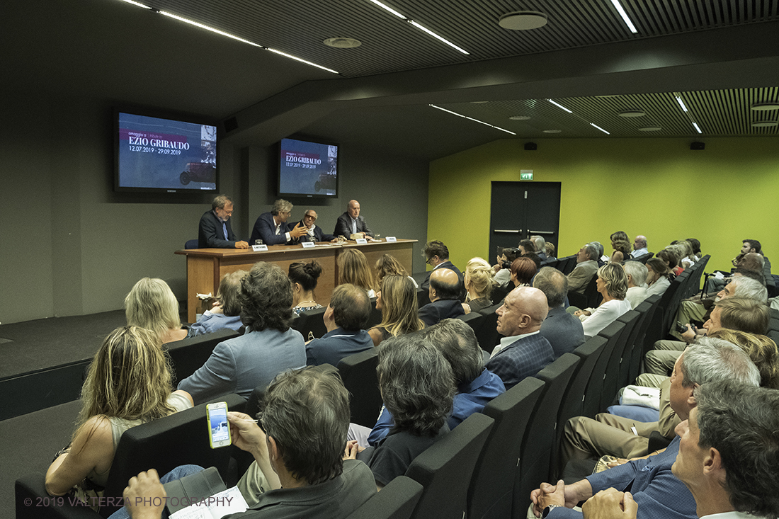 _DSF7347.jpg - 11/07/2019. Torino. Nuovo allestimento al MAUTO, un omaggio al cavaliere dell'arte in occasione dei suoi novant'anni. Nella foto il momento dell'inaugurazione della mostra in una sala del Mauto affollata di appassionati d'arte e di auto.