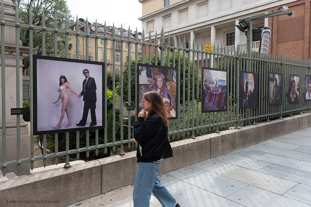 _DSF3974.jpg - 20/09/2024. Torino. A cento anni dalla sua nascita, il Museo Nazionale del Cinema di Torino e Distretto Cinema rendono omaggio a Marcello Mastroianni, uno dei volti del cinema italiano piÃ¹ conosciuti a livello internazionale. Nella foto l'allestimento della mostra sulla cancellata storica della Mole Antonelliana