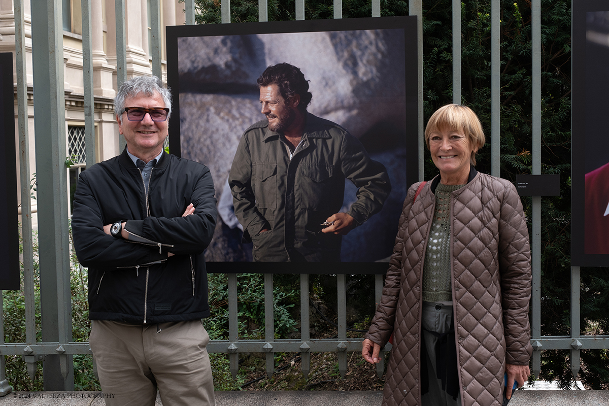 _DSF3978.jpg - 20/09/2024. Torino. A cento anni dalla sua nascita, il Museo Nazionale del Cinema di Torino e Distretto Cinema rendono omaggio a Marcello Mastroianni, uno dei volti del cinema italiano piÃ¹ conosciuti a livello internazionale. Nella foto   Domenico De Gaetano Direttore Museo Nazionale del Cinema con l'assessore alla cultura Rosanna Purchia alla mostra sulla cancellata storica della Mole Antonelliana