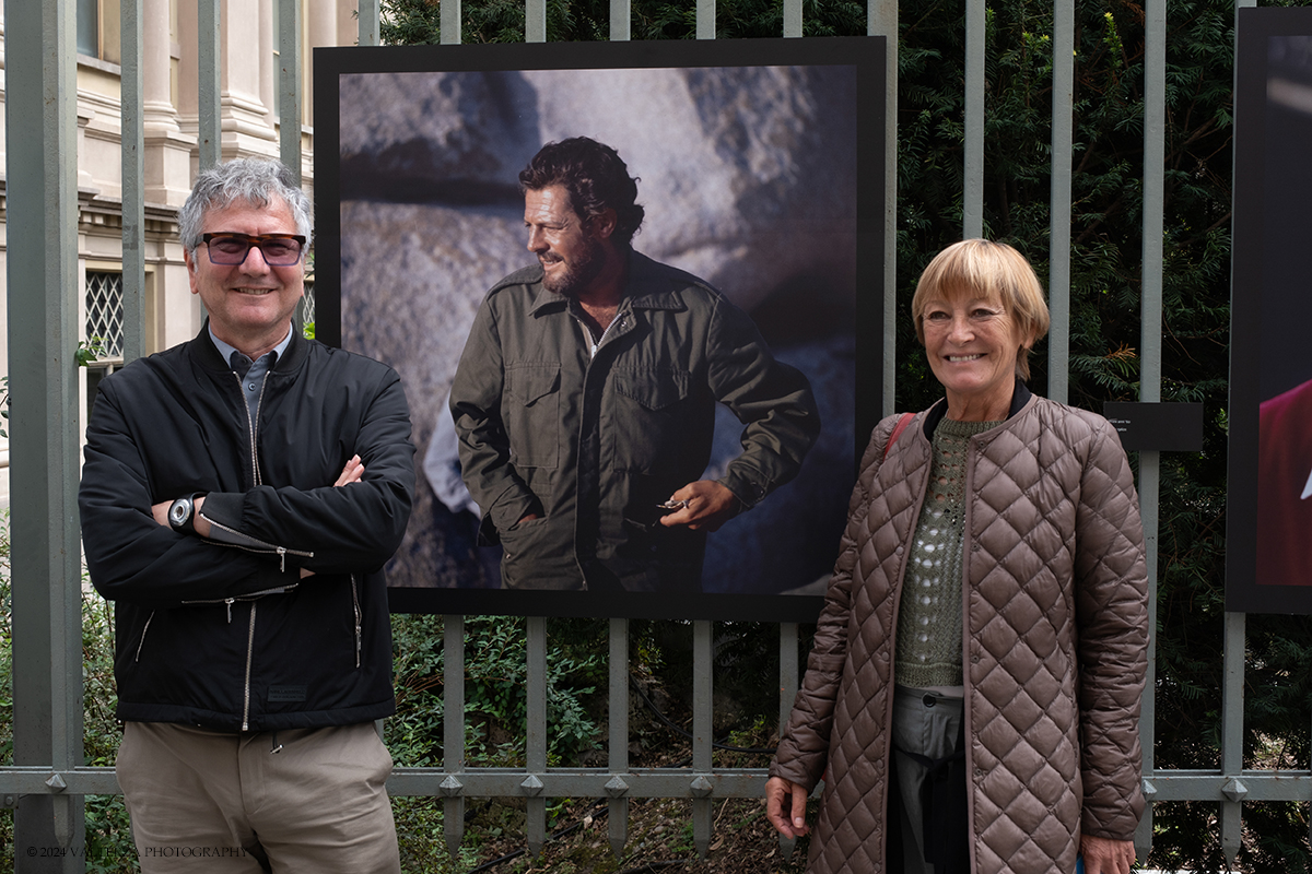 _DSF3979.jpg - 20/09/2024. Torino. A cento anni dalla sua nascita, il Museo Nazionale del Cinema di Torino e Distretto Cinema rendono omaggio a Marcello Mastroianni, uno dei volti del cinema italiano piÃ¹ conosciuti a livello internazionale. Nella foto   Domenico De Gaetano Direttore Museo Nazionale del Cinema con l'assessore alla cultura Rosanna Purchia alla mostra sulla cancellata storica della Mole Antonelliana