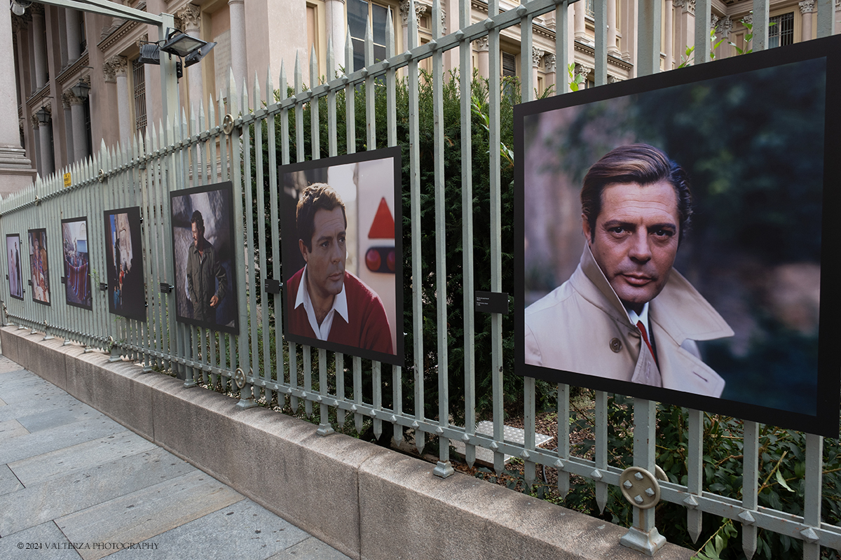 _DSF3984.jpg - 20/09/2024. Torino. A cento anni dalla sua nascita, il Museo Nazionale del Cinema di Torino e Distretto Cinema rendono omaggio a Marcello Mastroianni, uno dei volti del cinema italiano piÃ¹ conosciuti a livello internazionale. Nella foto l'allestimento della mostra sulla cancellata storica della Mole Antonelliana