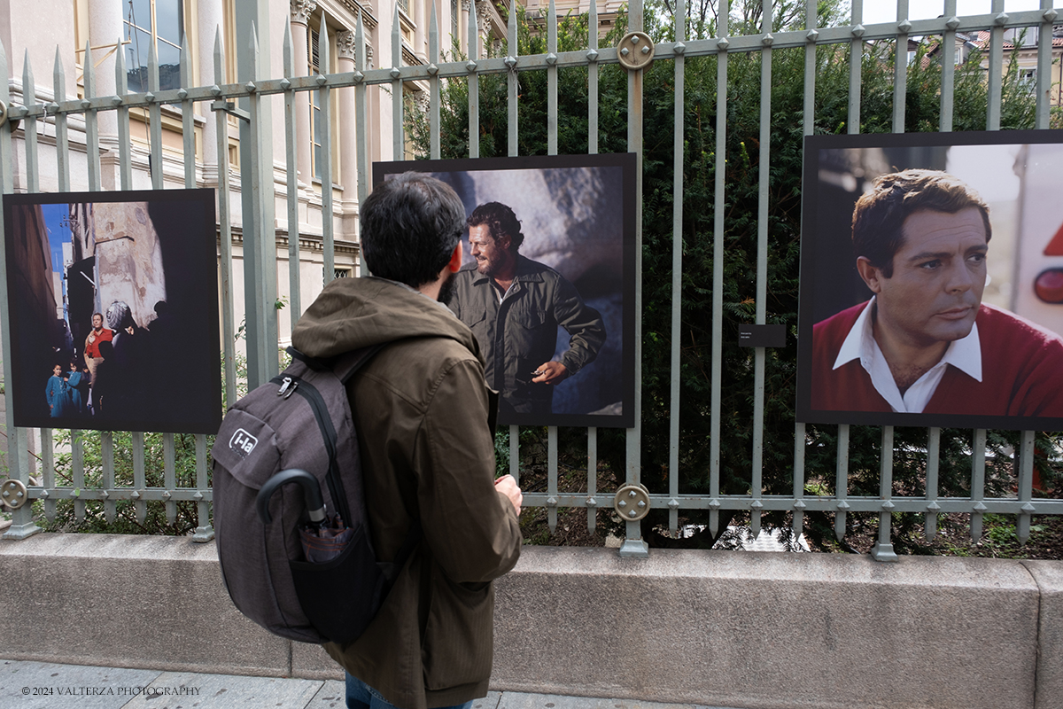 _DSF3989.jpg - 20/09/2024. Torino. A cento anni dalla sua nascita, il Museo Nazionale del Cinema di Torino e Distretto Cinema rendono omaggio a Marcello Mastroianni, uno dei volti del cinema italiano piÃ¹ conosciuti a livello internazionale. Nella foto l'allestimento della mostra sulla cancellata storica della Mole Antonelliana