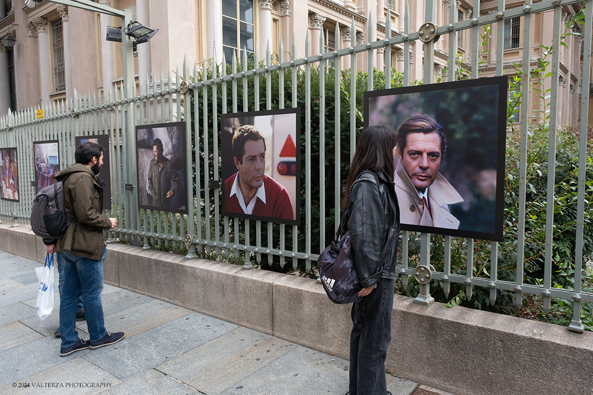 _DSF3992.jpg - 20/09/2024. Torino. A cento anni dalla sua nascita, il Museo Nazionale del Cinema di Torino e Distretto Cinema rendono omaggio a Marcello Mastroianni, uno dei volti del cinema italiano piÃ¹ conosciuti a livello internazionale. Nella foto l'allestimento della mostra sulla cancellata storica della Mole Antonelliana